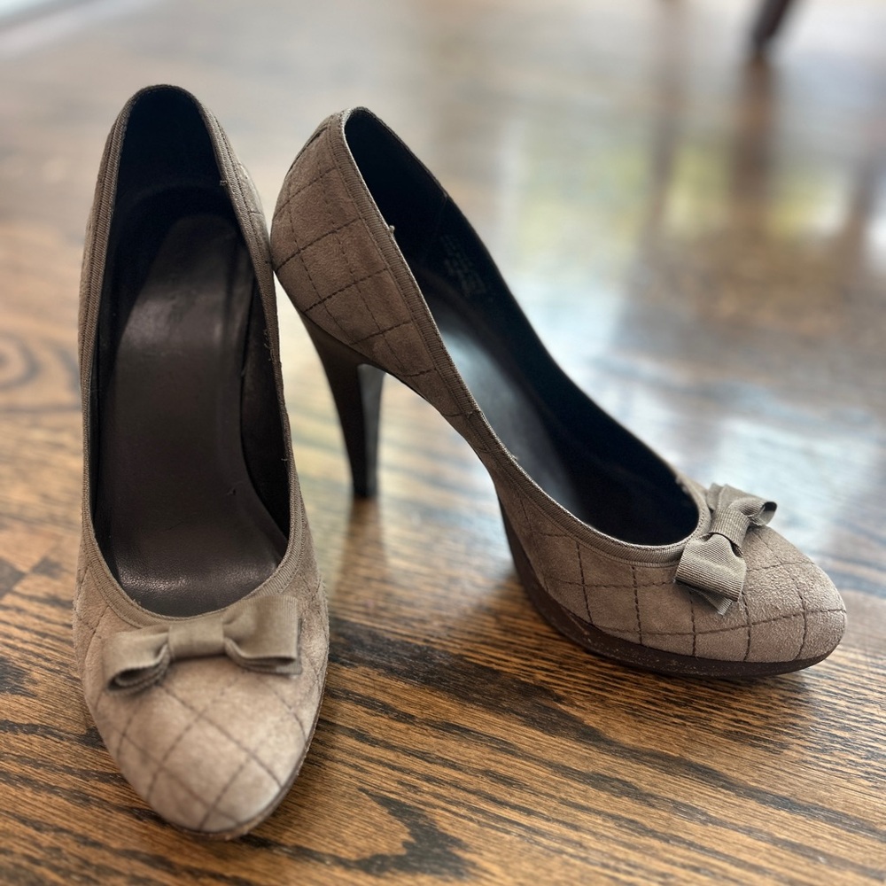 Taupe suede shoes with bow accent
